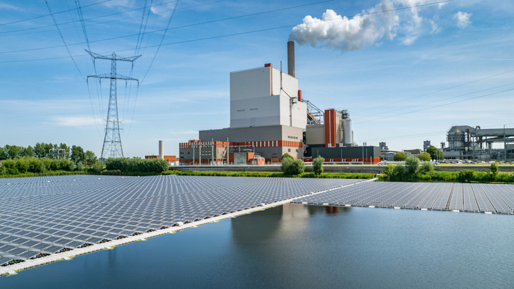 The stacks at the Amer coal-fired power plant is still smoking. But in the foreseeable future, renewables will completely take over at the site. - © RWE
