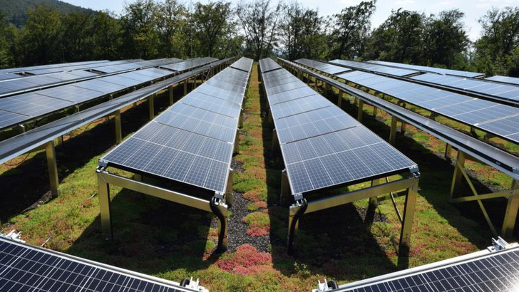 With the combination of green roofs and photovoltaics, an area is used three times over.