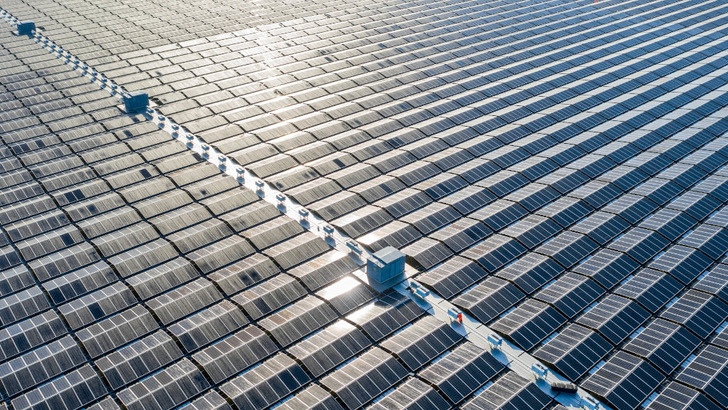 Such solar islands, here an example from Baywa r.e., allow large solar parks on bodies of water.