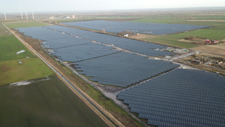 Aerial view of a new EnBW solar park in Alttrebbin, Germany. - © Schletter Group
