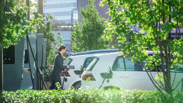 The expansion of the charging infrastructure must go faster. Solar energy can help as a market driver.