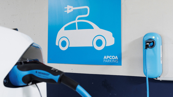 E-charging station in an Apcoa car park in Frankfurt am Main. - © Ingolf Pompe / Apcoa
