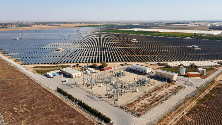 Belectric is performing retrofit works on the “Halutziot” solar farm in Israel, increasing its capacity from 55 MW to 88 MW and adding energy storage. - © Enlight Renewable Energy
