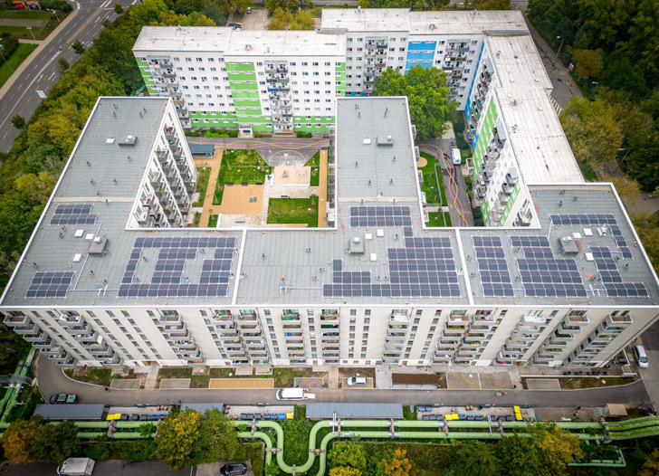 There would have been room for even more modules on the roof of the new building in Berlin Lichtenberg. But it is too complicated to distribute the additional electricity in the neighbourhood. - © Sven Bock
