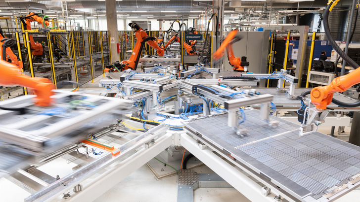 Like Solarwatt, many manufacturers have set up more modern production lines. - © Solarwatt
