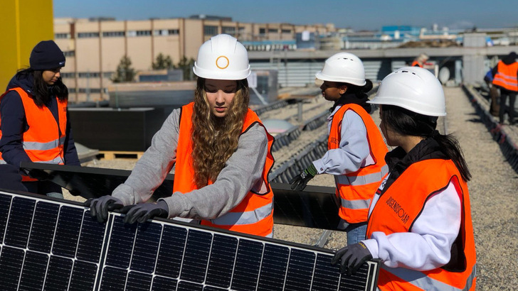 The solar industry needs skilled workers. Switzerland will soon be training them itself.