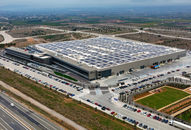 Power Electronics' new central facility in Valencia is now powered by Trina Solar Vertex modules.