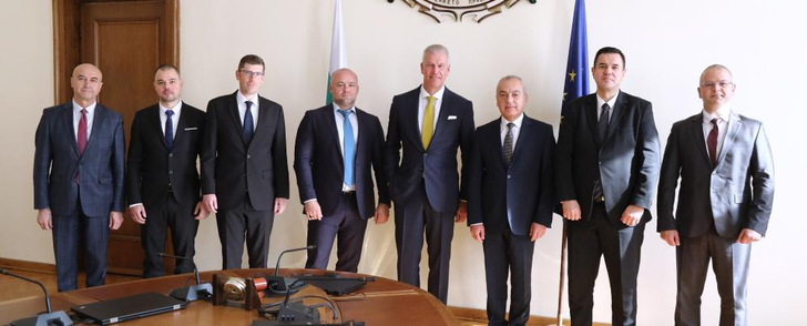 Meeting between the Bulgarian Minister of Economy and Industry Nikola Stoyanov and the management of Profine Energy about planned solar investments.