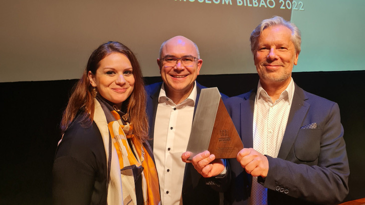 Andreas Steigerwald (Marketing Manager of Envelon), Hans-Peter Merklein (Managing Director) and architect Peter Kuczia (from left to right) received the design award in Bilbao.