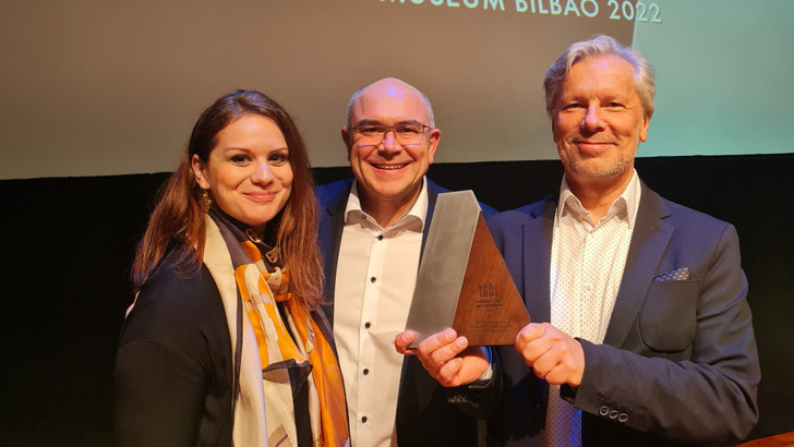 Andreas Steigerwald (Marketing Manager of Envelon), Hans-Peter Merklein (Managing Director) and architect Peter Kuczia (from left to right) received the design award in Bilbao. - © Grenzebach Envelon

