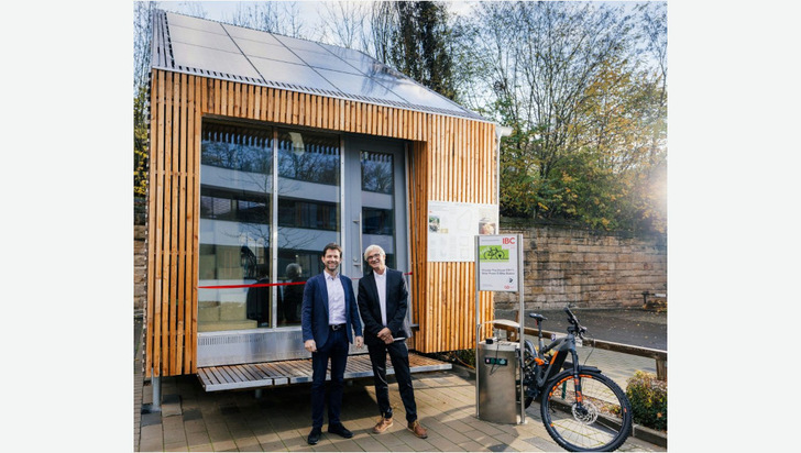 Julius Möhstedt from IBC Solar and Rainer HIrth, professor at Coburg University of Applied Sciences, present the result of the development. - © IBC Solar/Sebastian Buff
