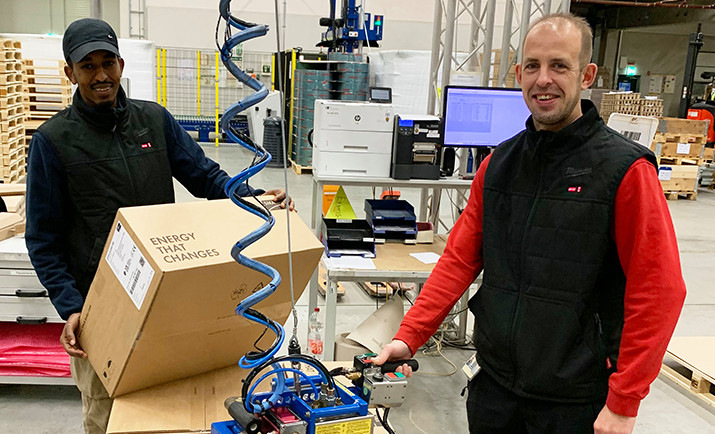 A heated vest keeps Dayr Maxamed and Sven Schönemann warm. The two SMA employees control the temperature via their cell phones. - © SMA
