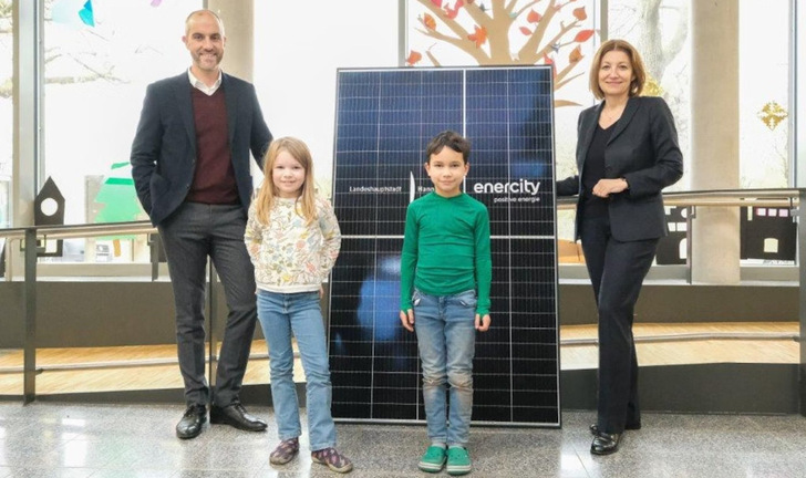 Hanover's Mayor Belit Onay (Greens) and Enercity Managing Director Susanna Zapreva inaugurate the first two plants on the roofs of primary schools.