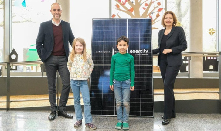 Hanover's Mayor Belit Onay (Greens) and Enercity Managing Director Susanna Zapreva inaugurate the first two plants on the roofs of primary schools. - © Enercity
