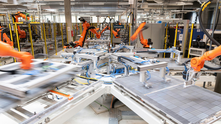 European module production, like here at Solarwatt in Dresden, is running at full speed. But it is not enough to meet demand. - © Solarwatt
