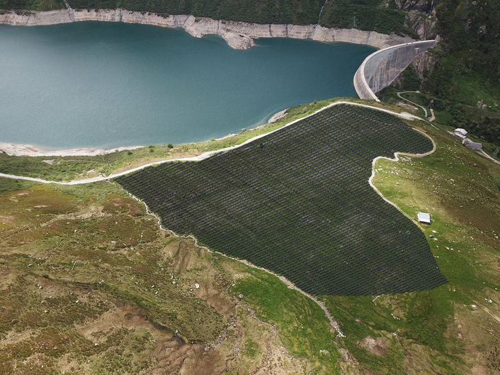 Nalpsolar, with ten megawatts, is to be built next to the Nalps reservoir in the canton of Graubünden. Commissioning is planned for autumn 2025.