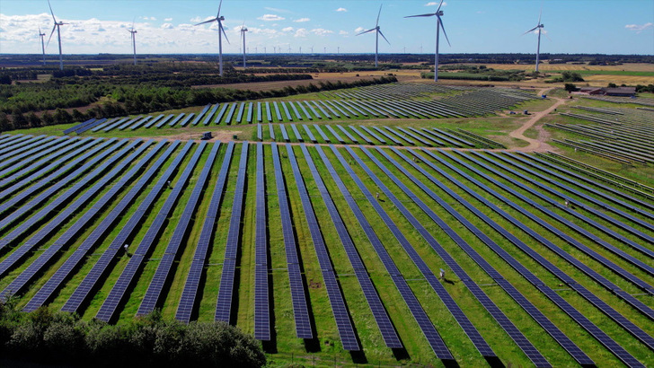 Belectric has already proven its expertise in installing tracker projects in Nordic countries. The picture shows a recently commissioned solar farm near Ringkøbing in Denmark. - © Belectric
