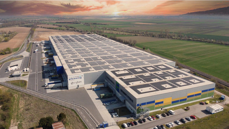 Pfenning Logistics does not consume all the electricity from the new roof system on site. The surpluses flow virtually to other branches of the company.