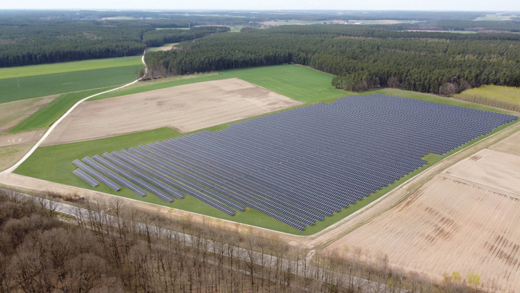 Schaeffler covers part of its electricity needs with this solar park in Kammerstein. - © Baywa r.e.
