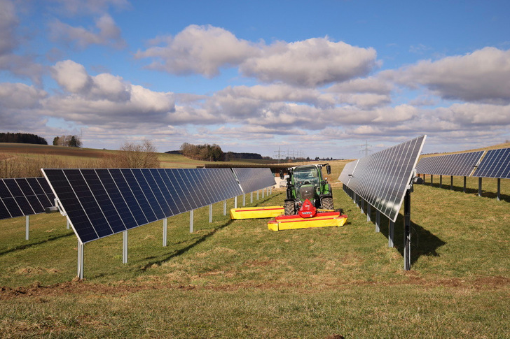 AgriPV project with vertically installed bifacial solar modules in Germany. - © Zimmermann
