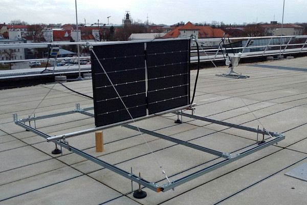 A vertical Agri-PV system is installed on the roof of a university building in Ingolstadt. - © THI
