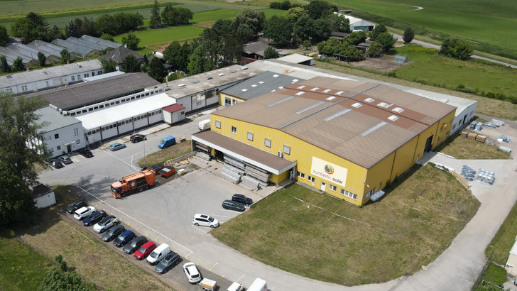 From three large warehouses like this one near Vienna, Suntastic has so far supplied over 1,000 solar installers in Austria. Now the company is starting with its first branch in Germany.