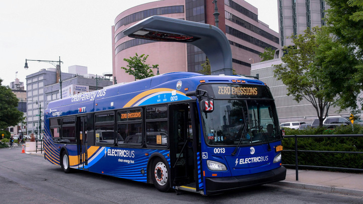 Electric buses in the Big Apple: The intelligent charging management will in future come from Munich from The Mobility House. - © Marc A. Hermann / MTA
