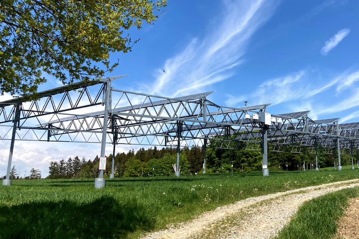 Highly elevated agri-PV systems urgently need the prospect of better funding. - © Hohenheim University
