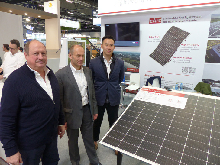 Sunman presents the new flexible module with 520 watts. Front left: Mathias Schoft.