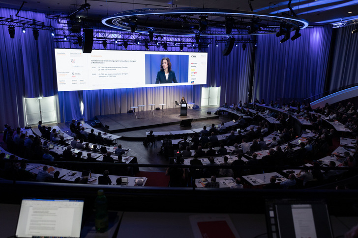 The Swiss photovoltaic industry met in Bern for the 21st time. Here, National Councillor and Swissolar Vice President Gabriela Suter speaks. - © Swissolar
