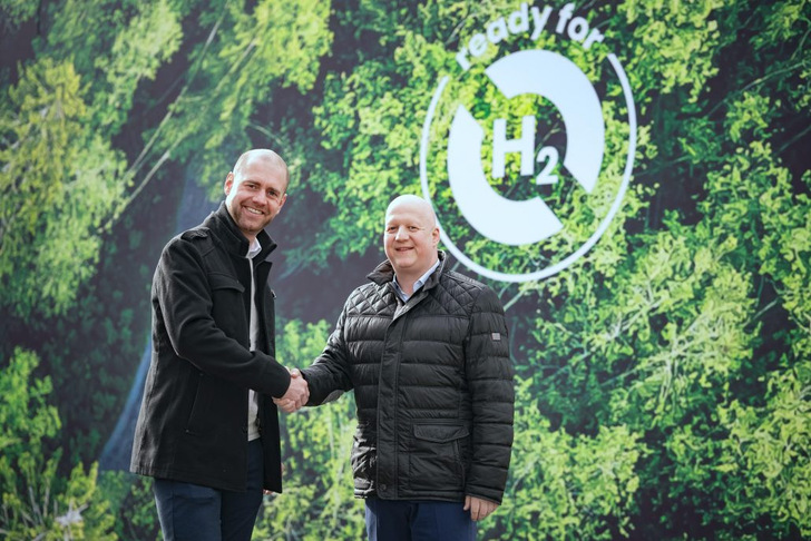 Tobias Fritsch, Project Manager at H-TEC SYSTEMS and Martin Mühlbacher, Vice President and Site Manager at INNIO in Jenbach are pleased about the cooperation in the "Power-to-Hydrogen-to-Power" project.