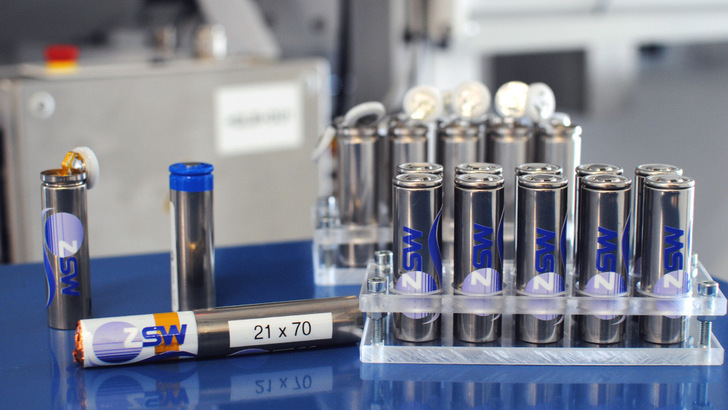 This is what the round cells of type 21700 look like that the ZSW researchers have produced with the new electrodes.