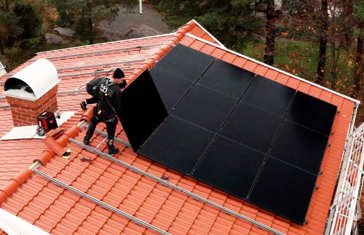 Installation of Hi-MO 6 rooftop array of Longi with 425W in Sweden. - © Longi
