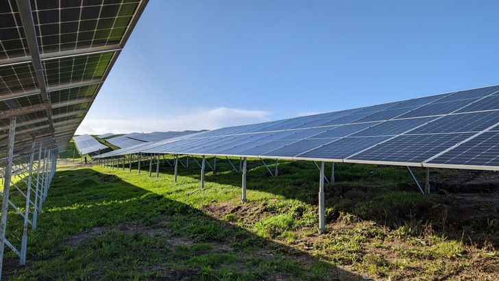 12,430 solar modules were installed across the 26 acres landfill site at Whites Pit solar farm in Wimborne/UK .