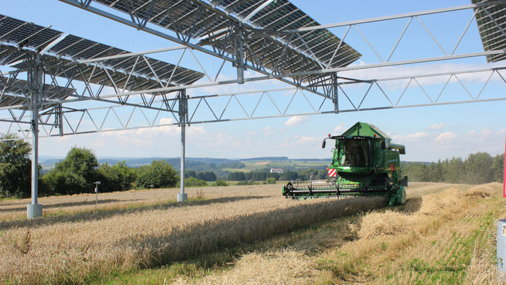 Whether elevated above arable land or as a protective roof for berries and pome fruits: agriphotovoltaics promises a lot of added value for farmers. - © Fraunhofer ISE
