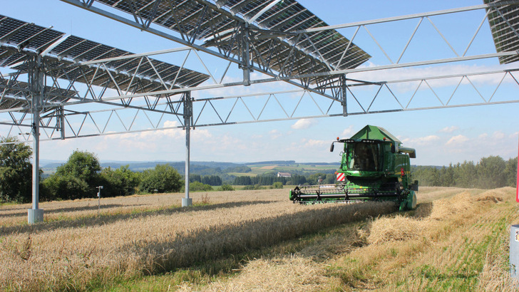 Whether elevated above arable land or as a protective roof for berries and pome fruits: agriphotovoltaics promises a lot of added value for farmers.