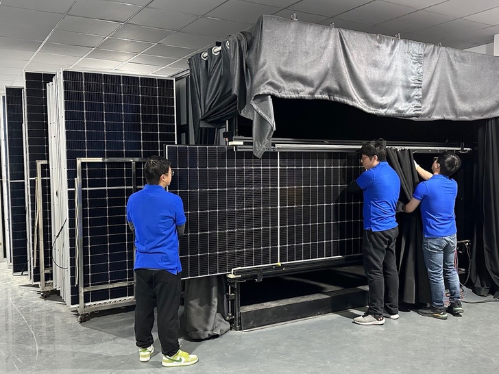 The testers set up modules in the solar simulator to determine their actual maximum output.
