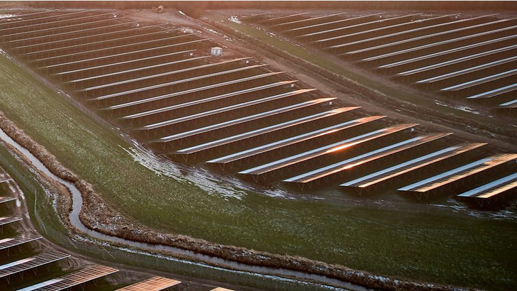 The new plant in Warmbek feeds the energy produced directly into the railway's traction power grid.