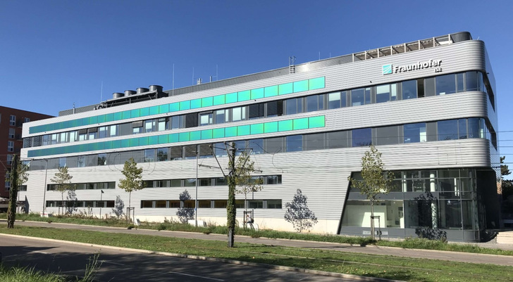 Sixty solar power modules with a green structural layer work on the facade of the Centre for Highly Efficient Solar Cells at Fraunhofer ISE. - © Benedikt Bläsi / Fraunhofer ISE
