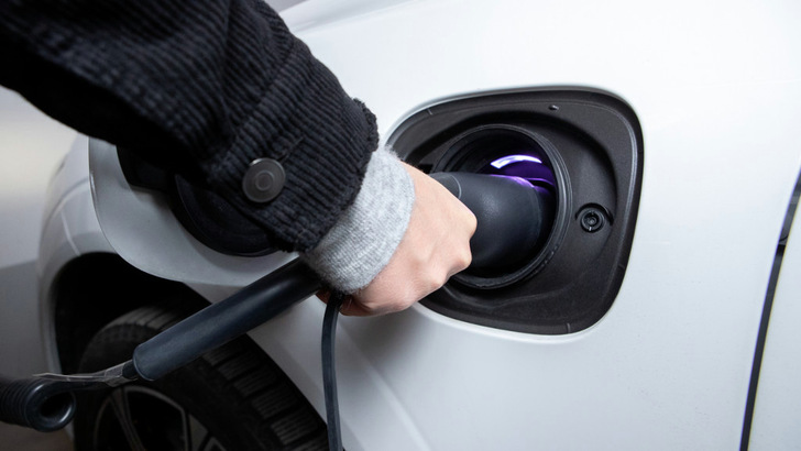 Lufthansa employees can charge private and company cars at the new charging stations.