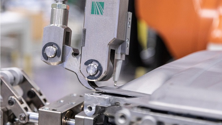 One of the self-developed tools: After all the individual parts have been removed from the outside, a robot detaches the top shell of the battery pack from the bottom shell.