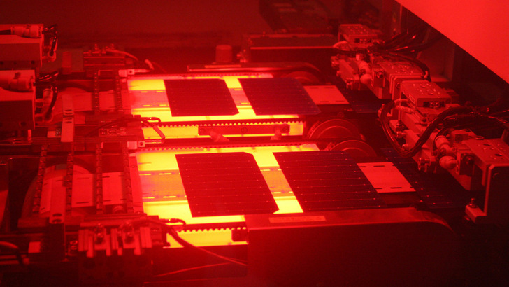 Processing solar cells at Solarwatt in Dresden.