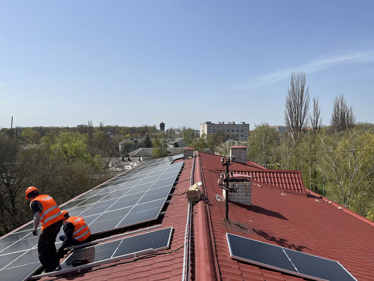 Hybrid solar systems being installed on the roof of the Chernihiv Regional Children's Hospital. - © Menlo Electric

