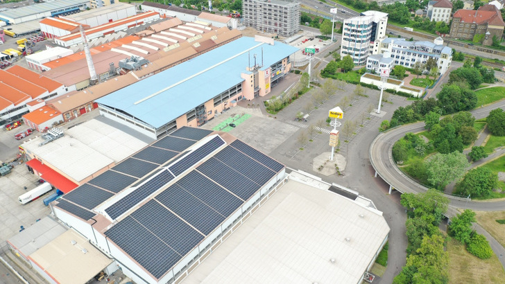 At the Carl Metz site in Karlsruhe/Germany, retail chain stores benefit from sustainable PV power from the customer's system. - © Solarize Energy Solutions
