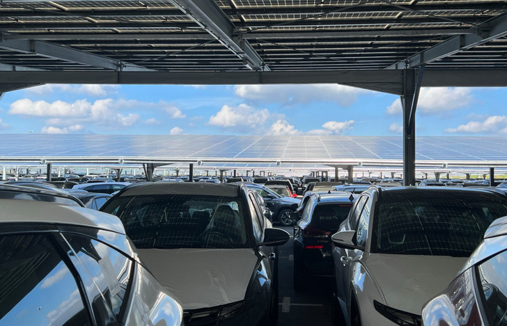 So that the expensive goods are not exposed unprotected to wind and weather, the cars in the car park of Mosolf in Rackwitz Future are parked under a solar roof from WI Energy.