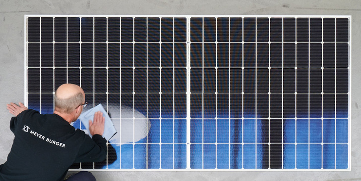 Preparing new solar modules for the test stand. - © Stephan Floss
