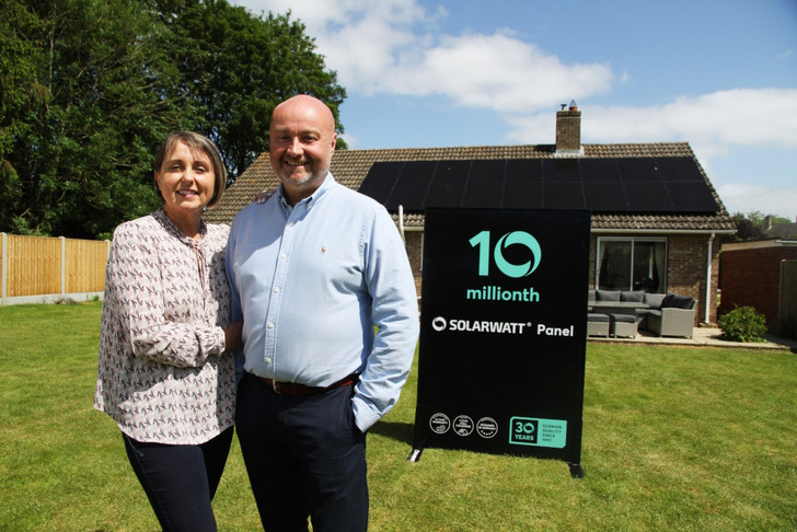 Adrian and Karen Firth's photovoltaic system in Suffolk/England consists of 18 glass-glass solar modules with a total output of 7.2 kilowatt-peak.