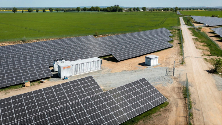 This combination will be seen more in the future: A storage system increases the availability of the solar power and thereby also helps to stabilise the grid. - © Leipziger Gruppe
