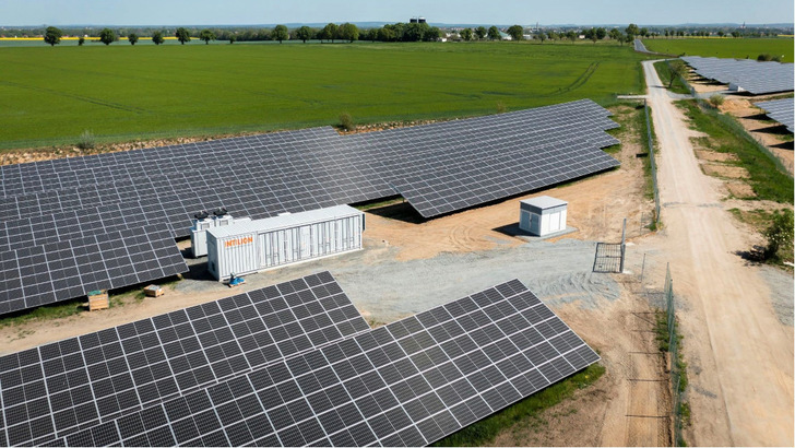 This combination will be seen more in the future: A storage system increases the availability of the solar power and thereby also helps to stabilise the grid.
