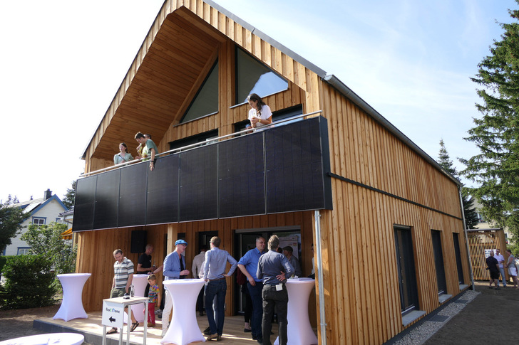 Visitors were able to get a close-up view of the solar hydrogen house in Schöneiche near Berlin. - © Niels H. Petersen
